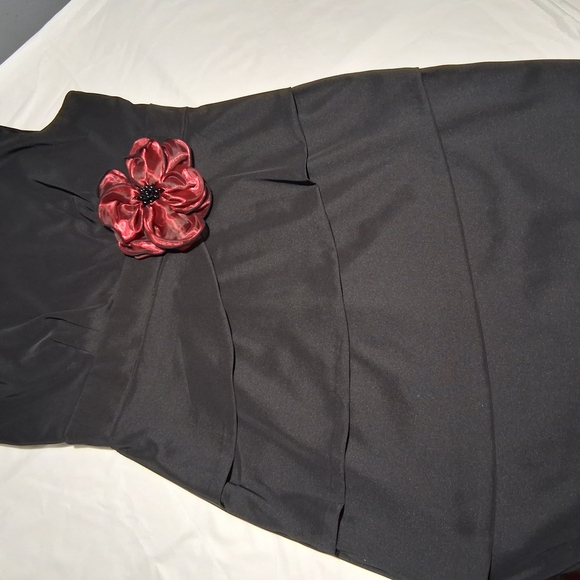 Black Sleeveless Asymmetrical Dress with Red Floral Accent Size16 - Picture 9 of 13